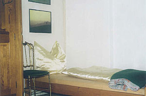 Bett im G&auml;stezimmer der Privatunterkunft