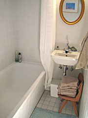 Das geflieste Bad mit Badewanne