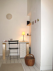 Der Flur mit Schreibtisch