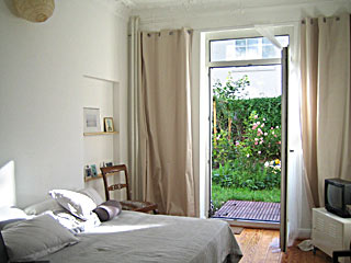 Schlafzimmer mit Blick in den Garten
