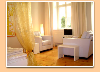 Ferienwohnung Berlin Prenzlauer Berg im EG - Wohnzimmer Ferienwohnung im EG - Wohnzimmer mit TV