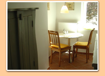 Die Fereinwohnung in Berlin Prenzlauer Berg im Obergeschoß rechts - Küche mit einer Sitzmöglichkeit