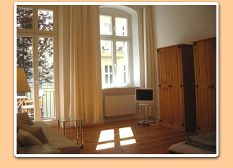Die Ferienwohnung im OG.rechts - Das Wohnzimmer mit Balkon und Schlafsofa Die Ferienwohnung in Berlin Prenzlauer Berg im Obergeschoß rechts - Das Wohnzimmer mit Balkon