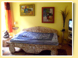 Großes doppelbett in dem Wohn/Schlafzimmer - Fereinwohnung in Kreuzberg Berlin