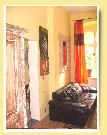 Eine Sitzmöglichkeit in dem Wohn/Schlafzimmer - Fereinwohnung in Kreuzberg Berlin, Cuvrystraße