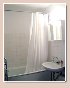 2Raum Apartment in Berlin Kreuzberg - Das Bad mit Badewanne 