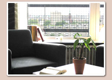 Eine schöne Sitzecke mit dem Blick auf die Stadt in dem 2 Raum Apartment in Berlin Kreuzberg