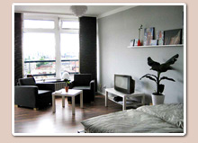 Eine gemütliche Sitzecke in dem großen Wohnzimmer im 2Raum Apartment in Berlin Kreuzberg