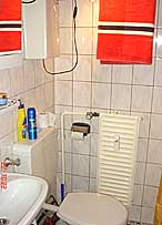 baño con ducha en el apartamento de Berlín Charlottenburg