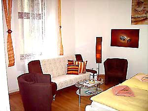 Zimmeransicht, Sofa und Sessel