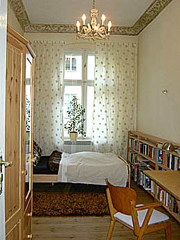 Blick ins Zimmer mit Doppelbett und Schreibtisch
