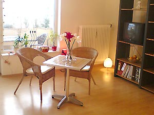 Sitzgelegenheit und Schrankwand mit TV
