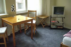 Kamers met TV op de S-Bahn station Charlottenburg in de buurt van Wilmersdorferstra&szlig;e