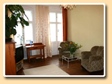 Eine gemütliche Sitzecke, Fernseher - Das Gästezimmer in Berlin Neukölln