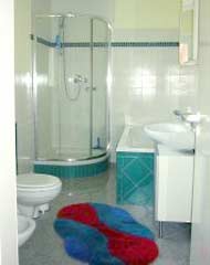Badezimmer mit Dusche und Badewanne