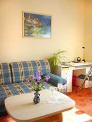 Wohnzimmer mit Schlafcouch und Fernseher, Playstation und DVD