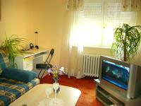 Wohnzimmer mit Schreibtisch und Fernseher