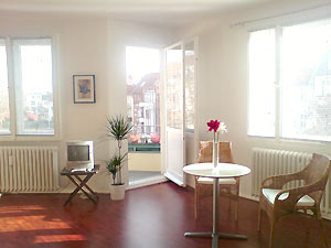 Blick durch das Zimmer zum Balkon in der Ferienwohnung in Friedenau