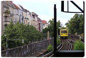 De metro station "Schönhauser Allee" hier op Aarde, op een viaduct