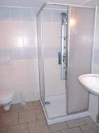Badezimmer mit WC und Dusche