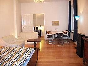 Стол и стулья в апартаментах для отдыха - квартира для отдыха в Берлин Кройцберг