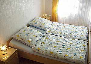 Woon-/slaapkamer met twee eenpersoonsbedden, die ook als tweepersoonsbed aaneengeschoven kunnen worden.