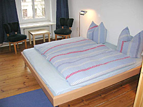 Комната на двоих с большой двухспальной кроватью - квартира в берлинском районе Кройцберг