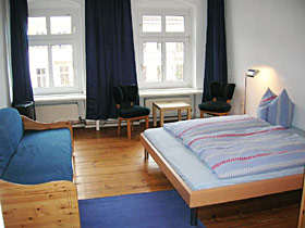 Dubbelrum med stor dubbelsäng, bäddsoffa och soffhörna, Berlin Kreuzberg