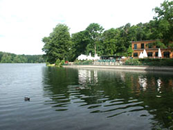 El lago cerca de los apartamentos y habitaciones 