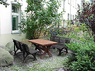 Hofecke zum Sitzen im Sommer