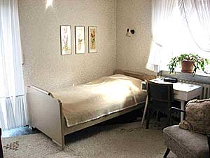 habitación con cama individual