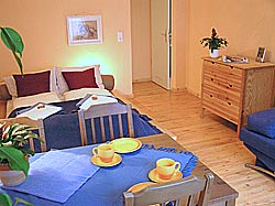 großes Zimmer (20 m²) mit einem Doppelbett und einem Schlafsofa für je 2 Personen, zusätzliches Gästebett möglich.