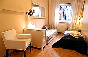 kleines Zimmer mit zwei Einzelbetten, welche auch zu einem Doppelbett zusammengestellt werden können