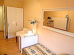 kleines Zimmer mit zwei Einzelbetten, welche auch zu einem Doppelbett zusammengestellt werden können