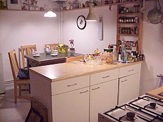 Cocina con mesa en esquina para uso compartido