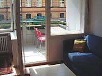 habitación con balcón soleado