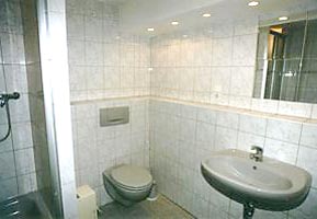 Salle de bains avec la douche