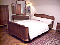 französisches Bett im Wohn/Schlafzimmer