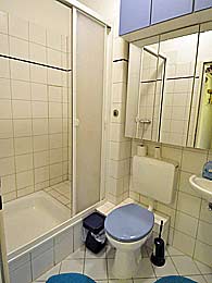 Das Bad mit Dusche zur Mitbenutzung Privatzimmer Prenzlauer Berg
