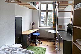Kleines Zimmer mit zwei Einzelbetten (90 x 200 cm) und Hochbett