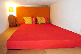Hochbett (140 x 200 cm) im kleinen Zimmer