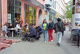 De Bergmannstraße met uitdragerijen, buurtwinkels en veel kroegen