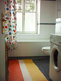 Bad mit Badewanne und Waschmaschine
