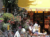 im Prenzlauer Berg gibt es viele kleine Kneipen und Cafés . Vor allem rund um Kollwitzplatz, Helmholtzsplatz und Kastanienallee
