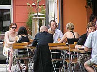 In Berlijn Prenzlauer Berg zijn veel kleine kroegjes en cafés. Vooral rond de Kollwitzplatz, de Helmholtzsplatz en de Kastanienallee