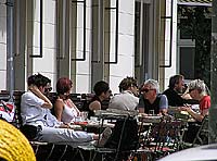 im Prenzlauer Berg gibt es viele kleine Kneipen und Cafés . Vor allem rund um Kollwitzplatz, Helmholtzsplatz und Kastanienallee