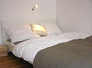 Le grand lit double dans la chambre de l'appartement à Berlin Prenzlauer Berg