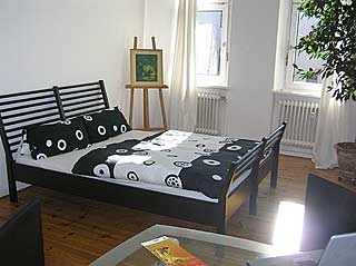 Le grand lit double dans la chambre privée à Berlin Mitte Wedding