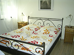 Großes Doppelbett im Schlafzimmer München Apartment