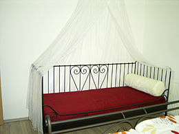 single bed in the sleeping room